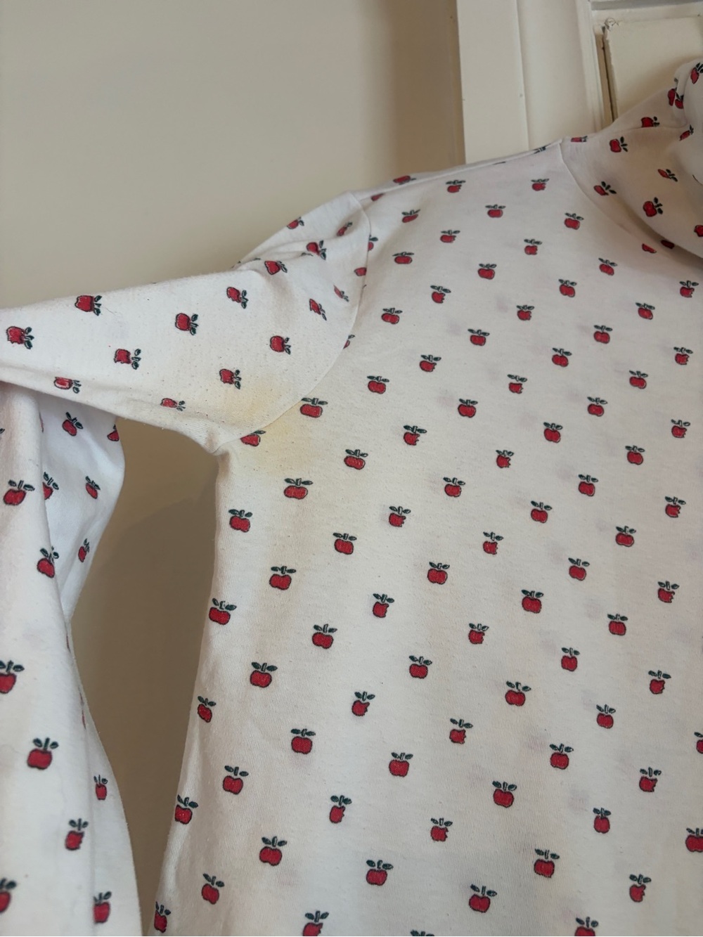 FREE Vintage White Turtleneck Top with Red Apple Print - Picture 11 of 12